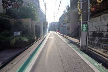 敷地北西側の前面道路(北東側から)