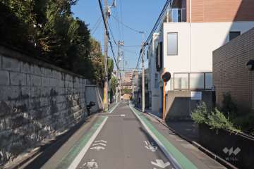 敷地北西側の前面道路(南西側から)