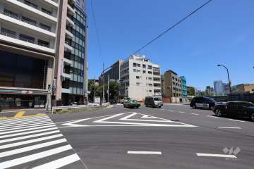 敷地南側には片側、三車線の幹線道路が通っています。