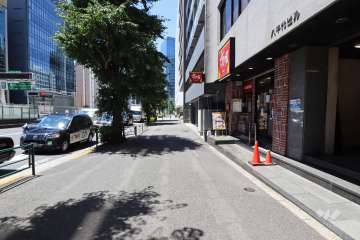 敷地南側の前面道路（東側から）