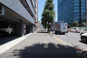 敷地南側の前面道路（西側から）