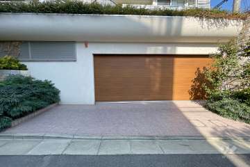 駐車場の出入り口（シャッター付き）