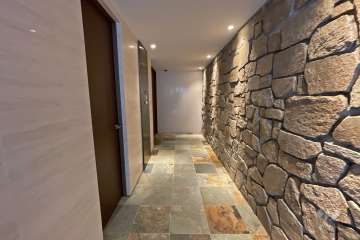 石張りのアプローチ