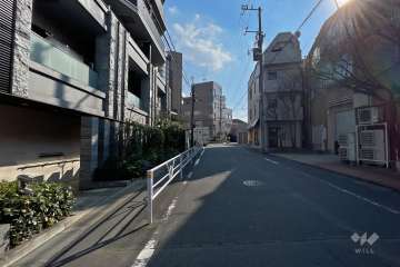 敷地西側の前面道路（北側から）