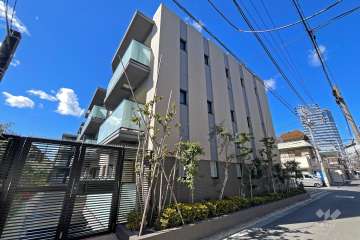 オープンレジデンシア初台の外観（東側から）