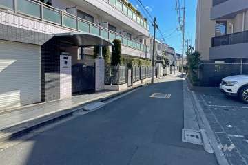 敷地東側の前面道路（北側から）