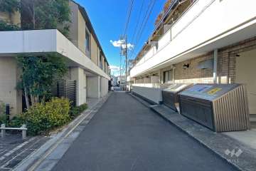 敷地北側の前面道路（東側から）