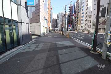 敷地北東側の前面道路（南側から）