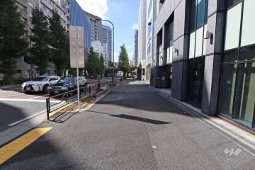 敷地東側の前面道路（北側から）