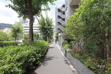 プラウド恵比寿南の南西側前面道路(南東側から)