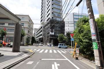 プラウド恵比寿南の南東側前面道路(北東側から)