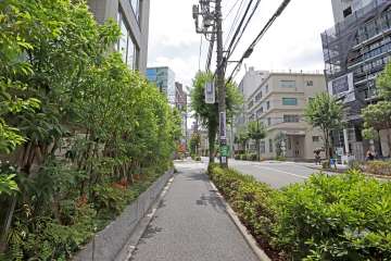 プラウド恵比寿南の南西側前面道路(北西側から)
