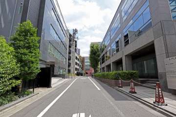 プラウド恵比寿南の南東側前面道路(南西側から)