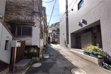 敷地東側の前面道路（北側から）