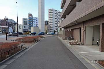 敷地西側の前面道路(南側から)