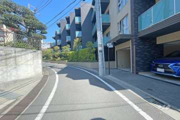 敷地西側の前面道路