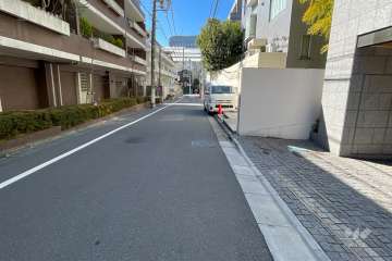 敷地南側の前面道路（東側から）