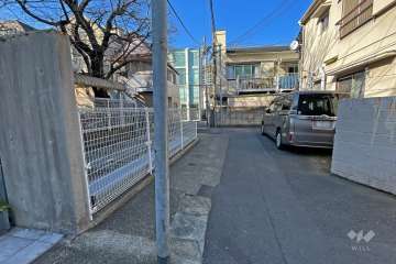 敷地東側の前面道路（南側から）