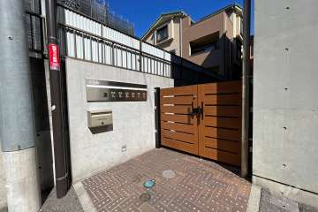 エントランスはオートロックです。