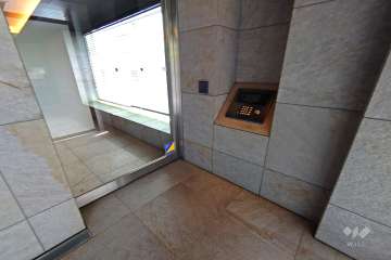 エントランスはオートロック付きです。