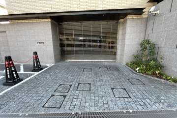 敷地内駐車場の出入り口（リングシャッター付き）