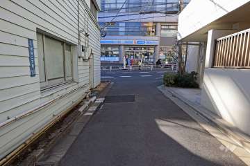 敷地南東側の前面道路（北東側から）