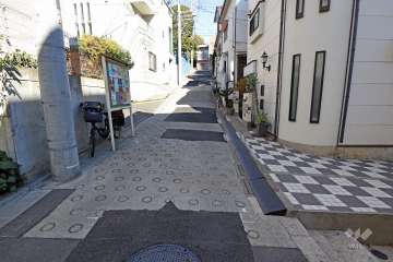 敷地南東側の前面道路（南西側から）