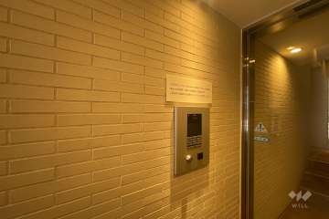 エントランスはオートロック付きです。