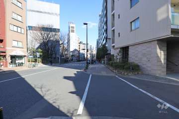 敷地北側の前面道路（西側から）