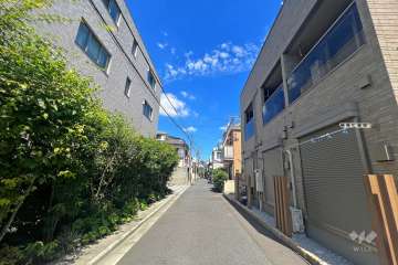 敷地の東側の前面道路