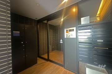 エントランスはオートロック付きです。