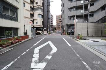 敷地南側の前面道路（東側から）