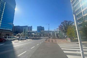 敷地南側の前面道路（東側から）