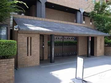 敷地入口には重厚感のある門があります。