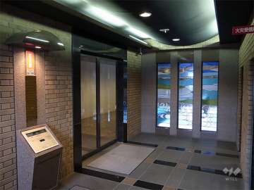 エントランスは折り上げ天井の豪華な空間。オートロック付きです。