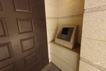 エントランスはオートロック付きです。