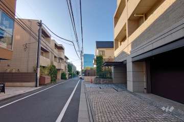 敷地南西側の前面道路（南東側から）