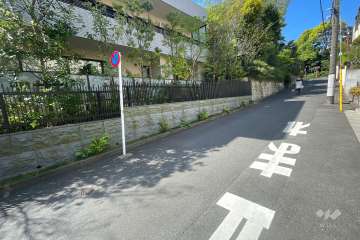 敷地北側の前面道路（東側から）