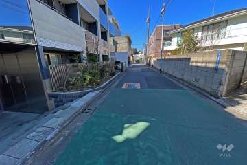 敷地北東側の前面道路（南東側から）