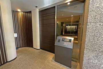 エントランスはオートロック付きです。