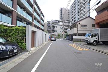 敷地の西側前面道路（北側から）