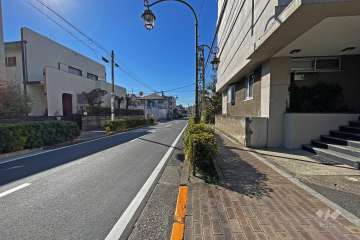 敷地東側の前面道路（北側から）