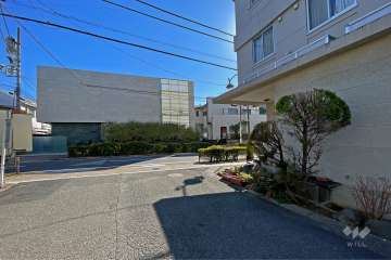 敷地北側の前面道路（西側から）