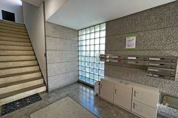 エントランスはオートロック付きです。