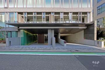 エントランスと駐車場出入り口