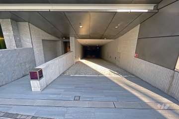 地下駐車場出入り口