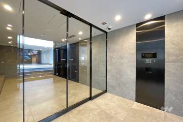 エントランスはオートロック付きです。