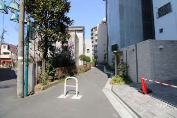 敷地西側の前面道路（南側から）