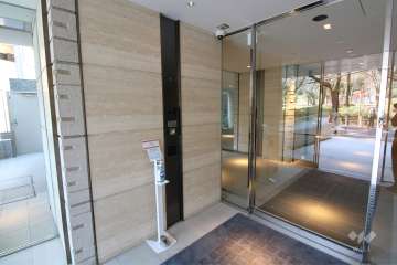 エントランスはオートロック付きです。