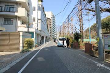 敷地東側の前面道路（南側から）